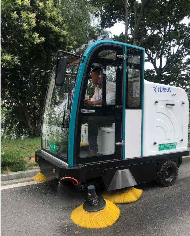 百佳物业遗爱湖项目自动清扫车投入使用