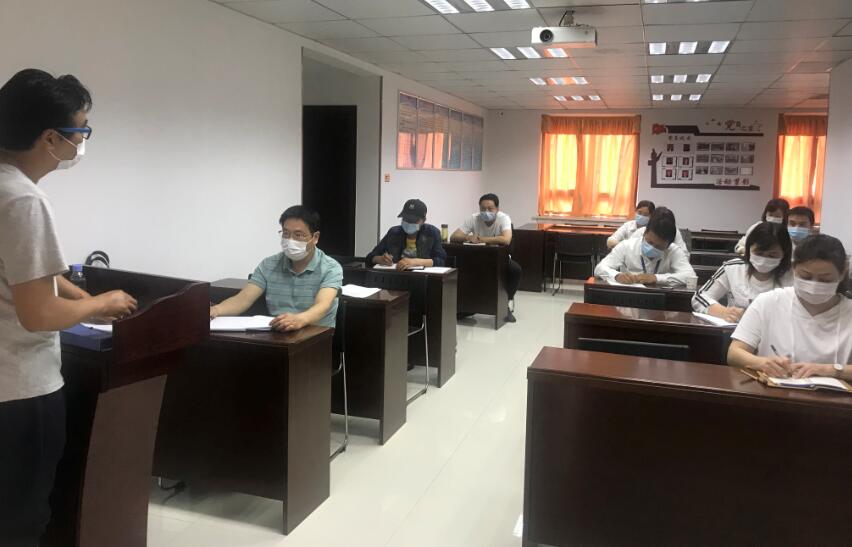 一公司管理人员召开季度总结会议