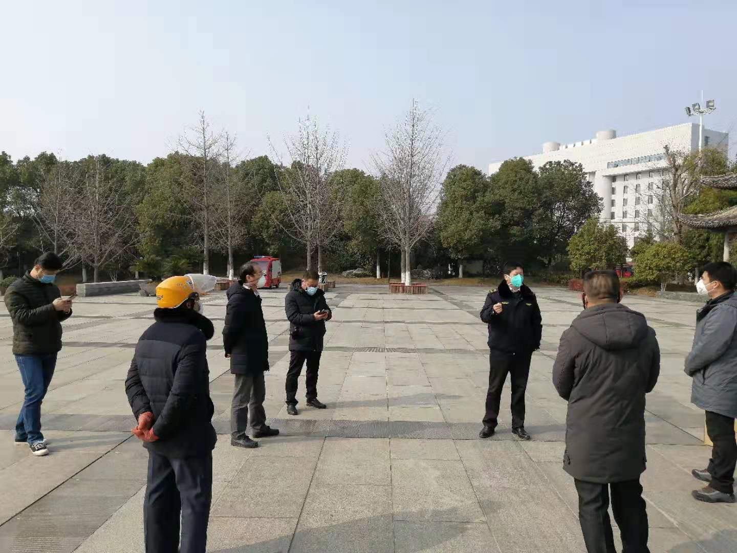百佳公司总经理瞿全胜向遗爱湖风景区管理处负责人汇报疫情期间的防护安保工作