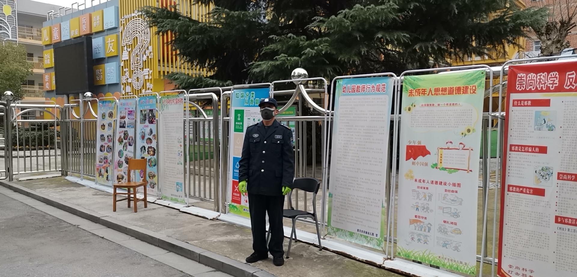 百佳保安教育系统员工坚守岗位，每天对校区进行消杀毒工作，协助校方开展防疫抗疫工作。
