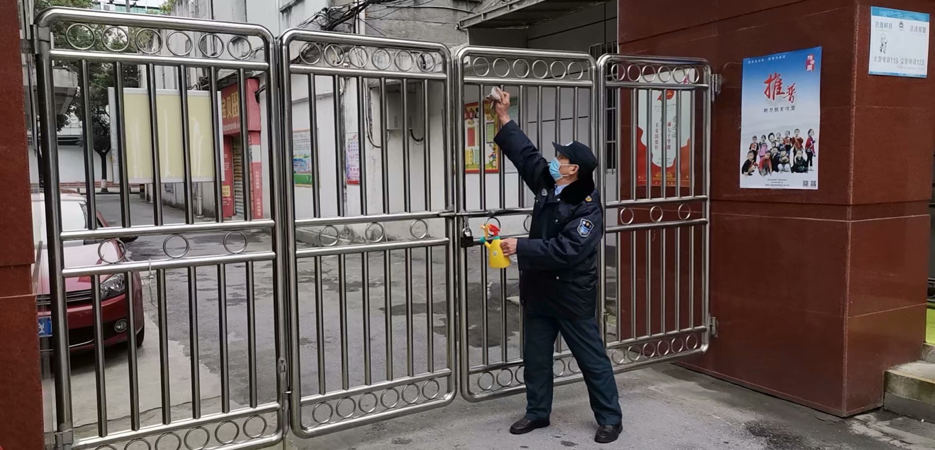 百佳保安教育系统员工坚守岗位，每天对校区进行消杀毒工作，协助校方开展防疫抗疫工作。