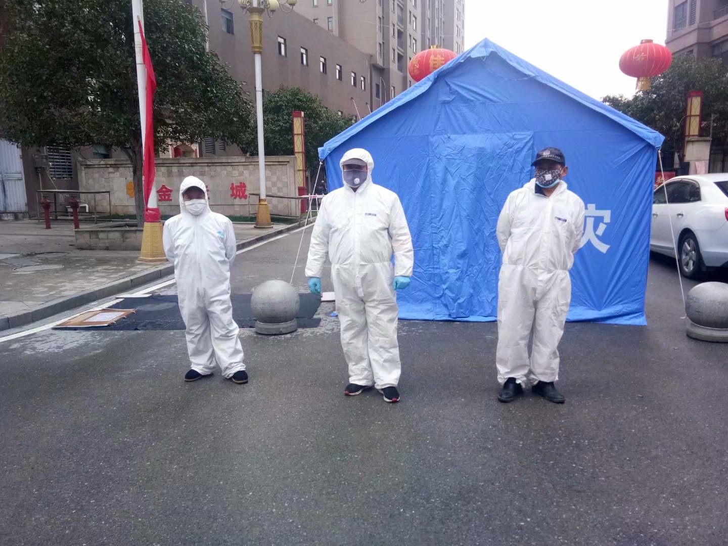 黄冈市东方明珠小区项目部和浠水县金桂城小区项目部在疫情期间，对小区进行全面消杀毒，为业主提供安全的生活环境。