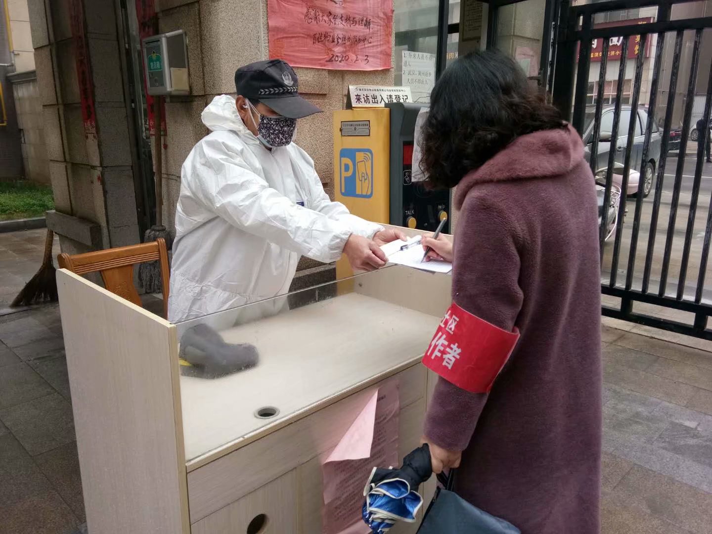 黄冈市东方明珠小区项目部和浠水县金桂城小区项目部在疫情期间，对小区进行全面消杀毒，为业主提供安全的生活环境。