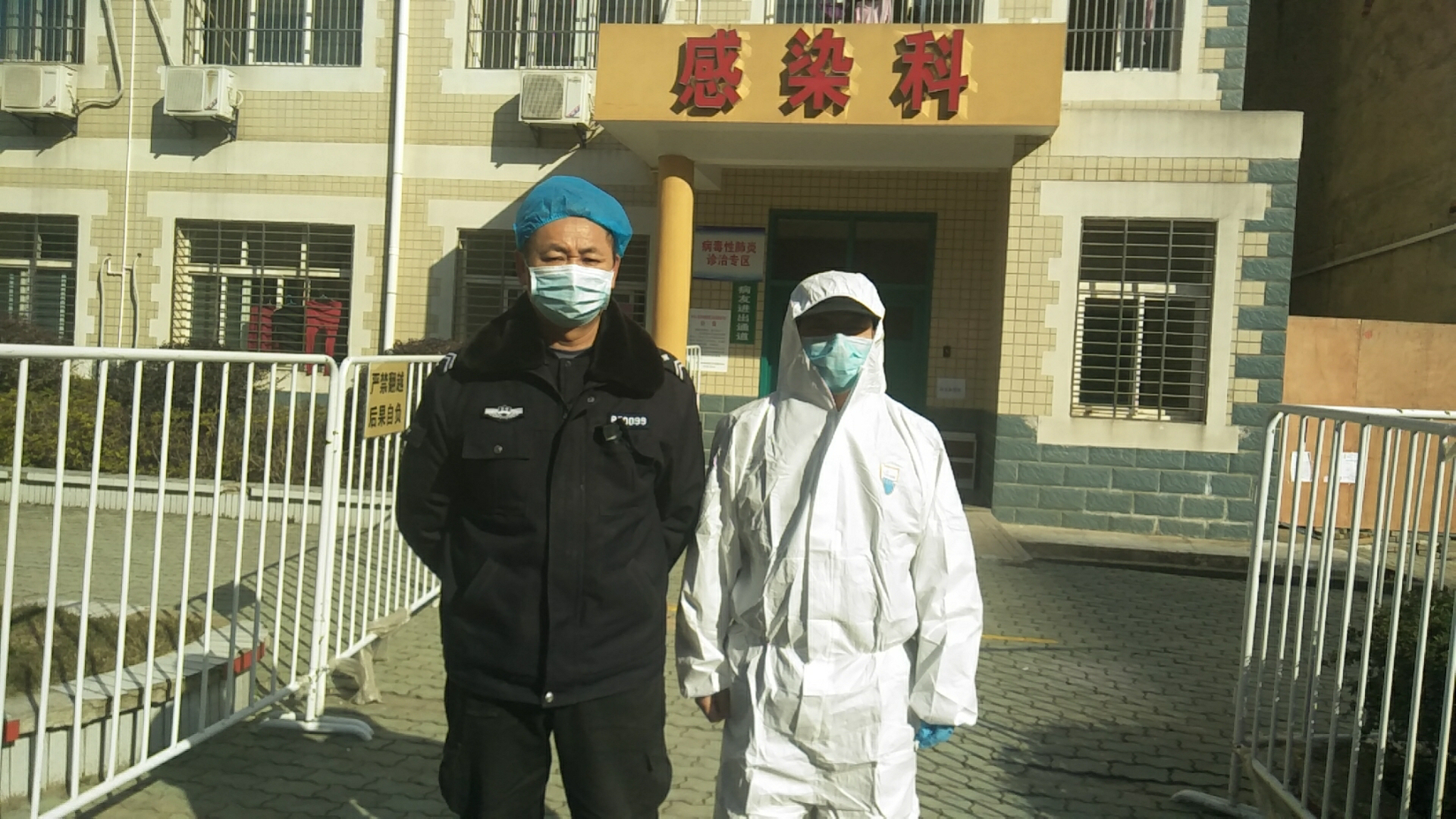 浠水县人民医院保安在疫情期间，担负着感染科及整个院区的安保任务，承担着护送病人检查、送餐、各区域消杀毒等重要工作。