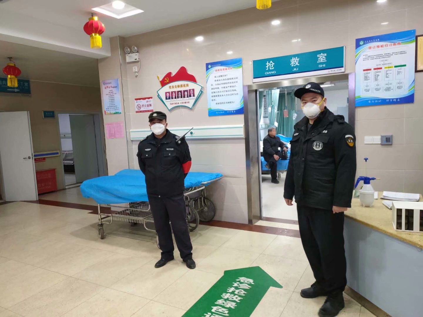 浠水县人民医院保安在疫情期间，担负着感染科及整个院区的安保任务，承担着护送病人检查、送餐、各区域消杀毒等重要工作。