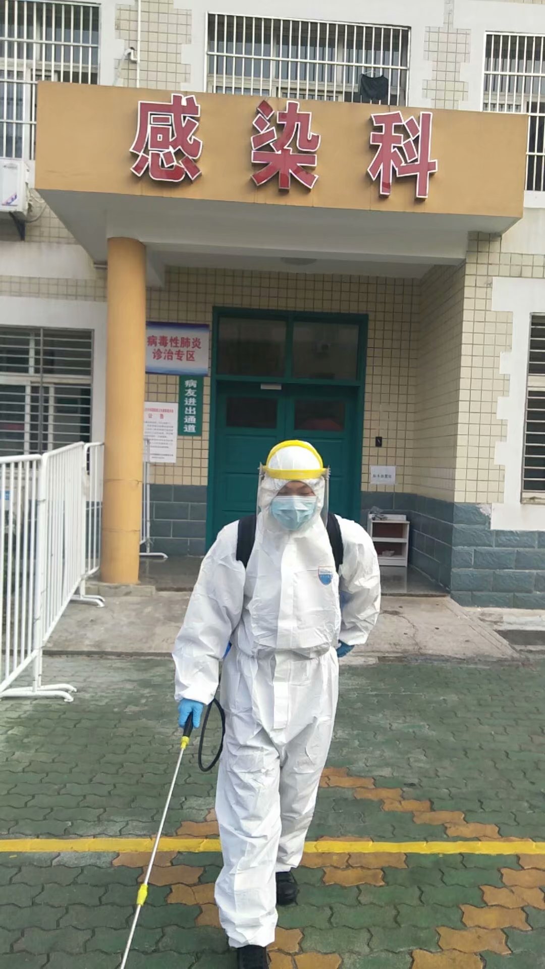 浠水县人民医院保安在疫情期间，担负着感染科及整个院区的安保任务，承担着护送病人检查、送餐、各区域消杀毒等重要工作。