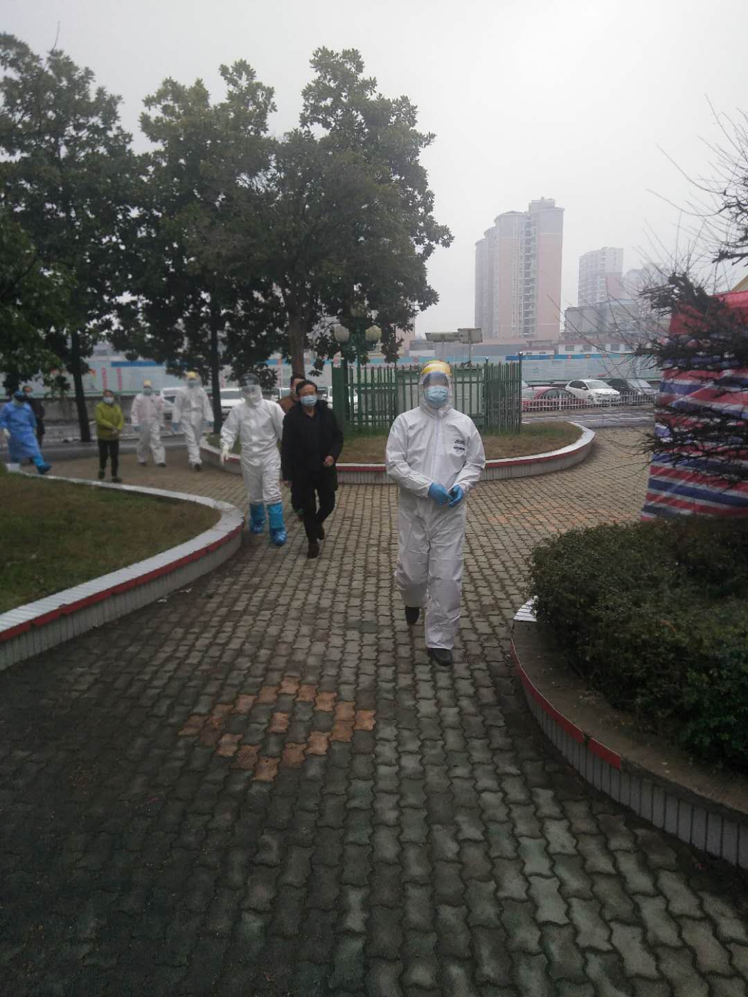 浠水县人民医院保安在疫情期间，担负着感染科及整个院区的安保任务，承担着护送病人检查、送餐、各区域消杀毒等重要工作。