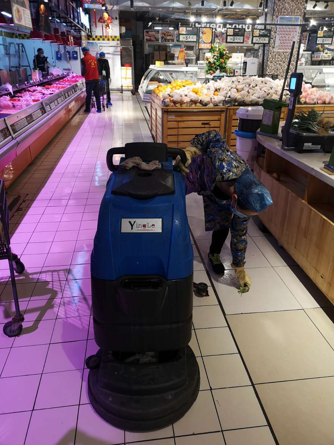 疫情期间，黄商购物集团各门店的百佳保洁人员依然坚守在岗位上，为顾客提供清洁、卫生的购物环境