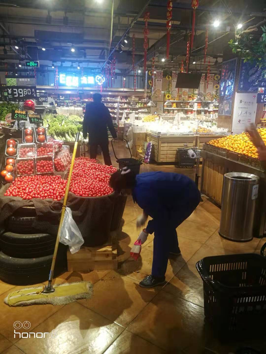疫情期间，黄商购物集团各门店的百佳保洁人员依然坚守在岗位上，为顾客提供清洁、卫生的购物环境