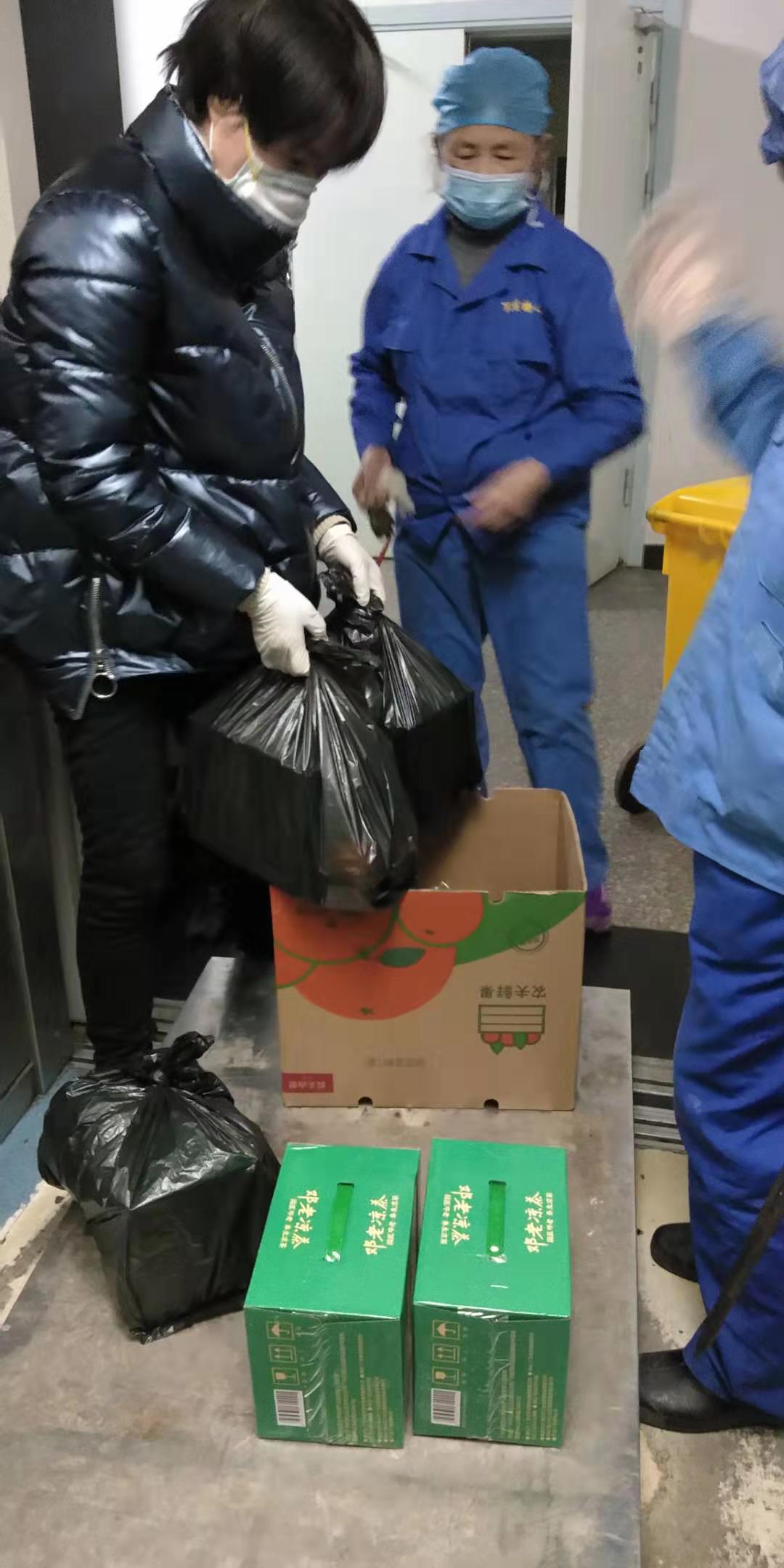 疫情期间，罗田县人民医院给百佳保洁员送来慰问物资