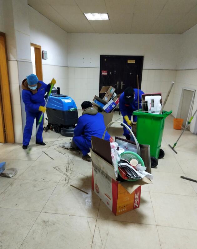 武穴市第一人民医院百佳保洁员对医院各楼层走道及各科室进行清洁和消杀毒