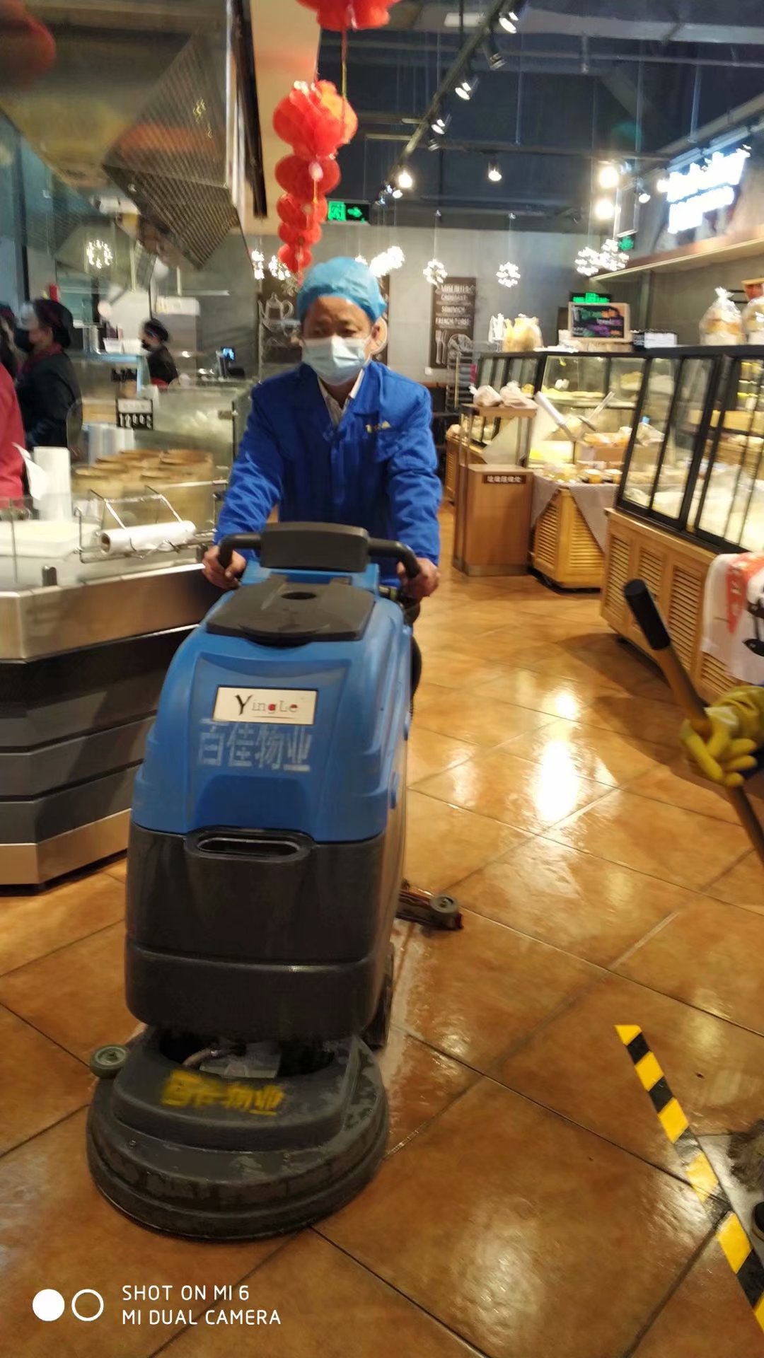 浠水黄商员工紧缺，百佳物业副总经理占意川顶替超市人员缺失的岗位；项目部对坚守岗位上坚持予以奖励