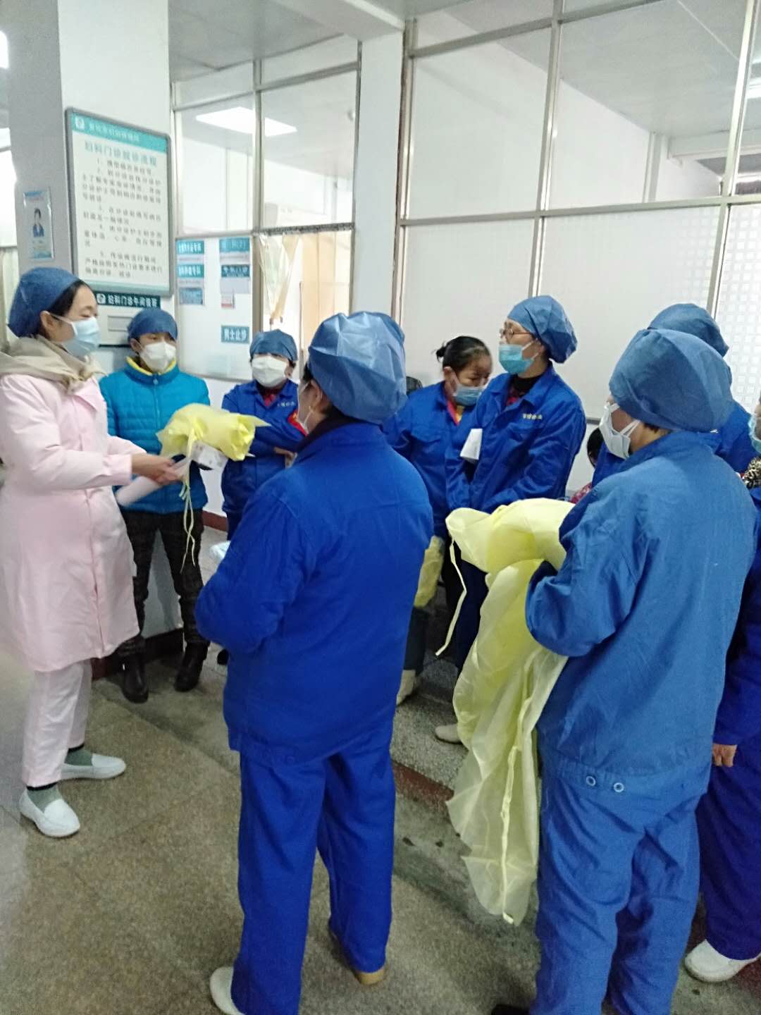 黄冈市妇幼保健院在疫情期间为我们的员工培训防护措施
