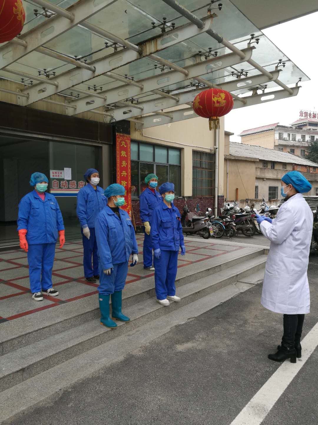 浠水县中医院项目负责人为疫期坚守在岗位上的员工培训防护措施