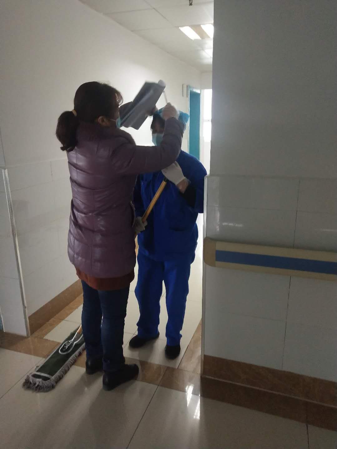 浠水县人民医院医院项目管理人员一对一的为坚守岗位的员工培训防护知识