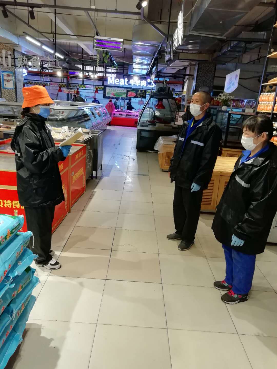 黄商集团黄州项目负责人桂玉琼为坚守岗位的员工讲解疫期的卫生标准和防护措施